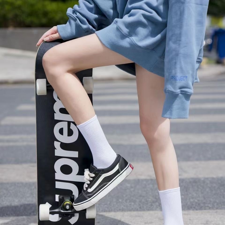 Women’s Black & White Striped Crew Socks – Sporty Ribbed Mid-Calf